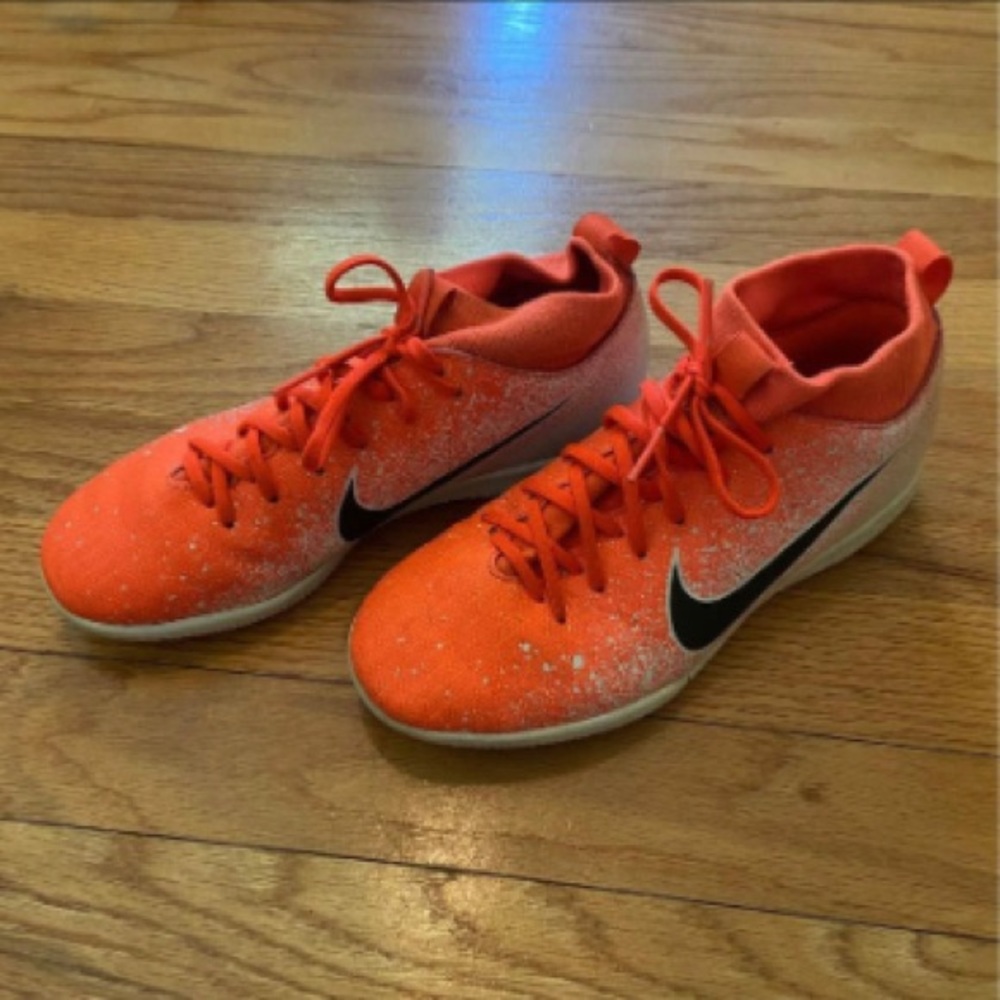 Nike Boys Indoor Soccer Shoes- size 3.5Y